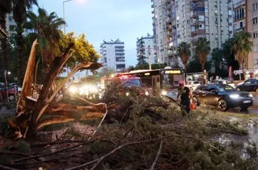 Antalya'da Dolu ve Fırtına Hayatı Felç Etti: 3 Kişi Yaralandı