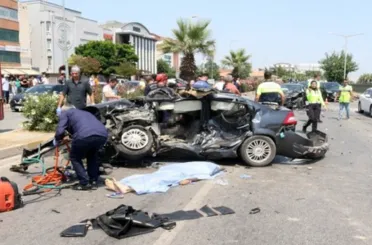Antalya'da korkunç kaza: 2 ölü, 3 yaralı