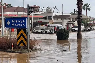 Antalya'da Sağanak Yağış! Manavgat’ta Sel Hayatı Felç Etti!