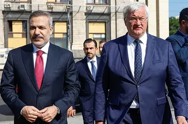 Bakan Fidan ve Ukraynalı Bakan'dan Barış Mesajı: Olası Zirve İçin İstanbul Öne Çıktı