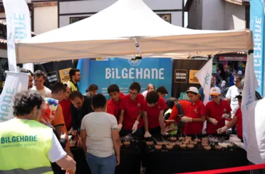 Bilgehane Öğrencileri Vatandaşlara Aşure İkram Etti