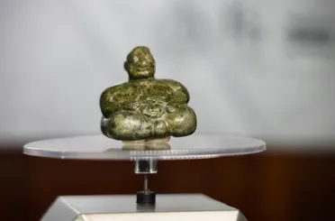Çatalhöyük’ten Yurt Dışına Kaçırılan 8 Bin Yıllık Heykelcik Konya'ya Geri Döndü!