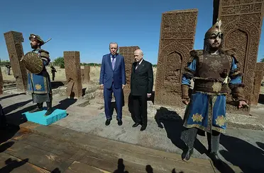 Cumhurbaşkanı Erdoğan ve Bahçeli’den Ahlat Selçuklu Mezarlığı’nda Anlamlı Ziyaret