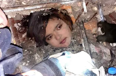 Enkazdan dram çıktı! 'Yastık sandık annesiymiş