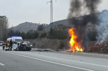 Erzincan'da Otomobilin alev alev yandığı feci kaza! 5 kişi hayatını kaybetti!