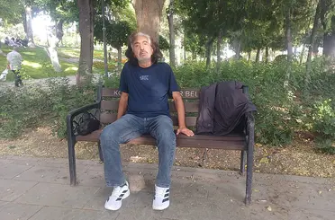 Evlilik Hayali Hayatını Yıktı! Konya’da Emekli Öğretmen 10 Aydır Parklarda Yaşıyor