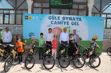 Güle Oynaya Camiye Gel Projesi’nde Bisiklet Dağıtımı Başladı