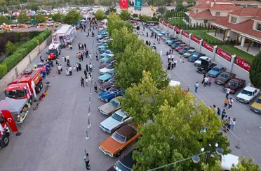 Klasik Otomobiller Meram’da Nostalji Rüzgârı Estirdi