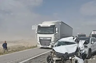 Konya- Aksaray Yolunda Zincirleme Kaza! 5 Araç Birbirine Girdi, 11 Kişi Yaralandı!