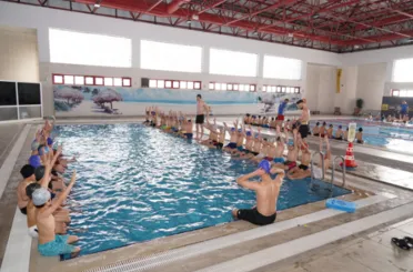 Konya Büyükşehir “Yüzme Bilmeyen Kalmasın” Projesiyle Öğrencilere Yüzme Öğretiyor