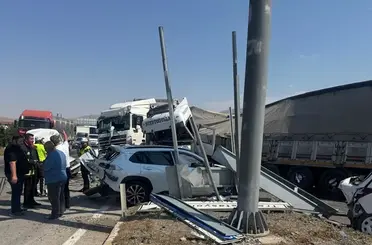 Konya'da Kontrolden Çıkan TIR Can Aldı: 1 Kişi Öldü ,9 kişi Yaralandı!