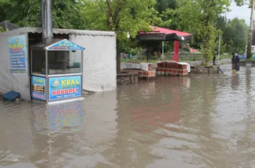 Konya'da sağanak yağış caddeleri göle çevirdi