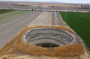 Konya'da Tehlikeli Fotoğraflar! Bir Kareye 24 Obruk!