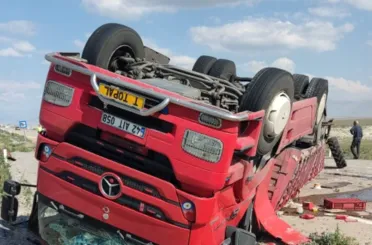 Konya'da tır devrildi