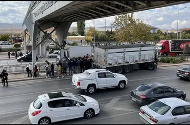 Konya’da TIR’ın dorsesi yaya üst geçidine çarptı