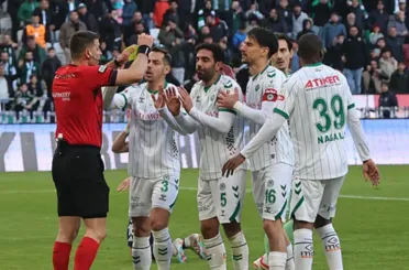 Konyasporlu Futbolculardan Hakem Yönetimine Sert Tepki!