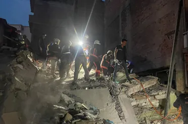 Malatya'da ağır hasarlı bina çöktü: Enkazdan acı haber