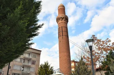 Pisa Kulesi'nden de eğri: 870 yıldır dimdik ayakta