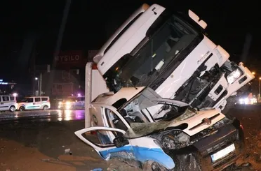 Tır hafif ticari araca çarptı: 2 ağır yaralı