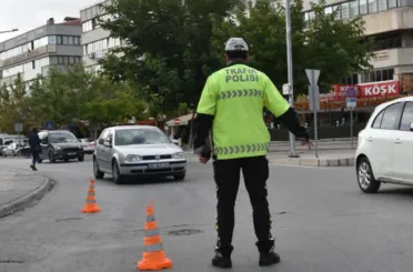  Trafik polisleri Konya’da yaya geçidini kullanmanın önemine dikkat çekti