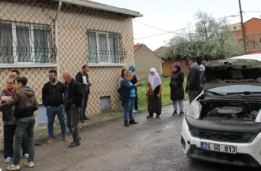 Yıldırım düşen mahalledeki 100 evde beyaz eşyalar kullanılamaz hale geldi