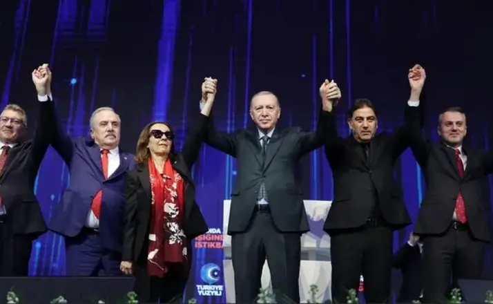 AK Parti’ye Katılan 3 İsme Rozetlerini Cumhurbaşkanı Erdoğan Taktı!