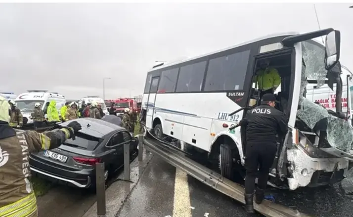 Başakşehir’de Polis Servisi Kaza Yaptı: Kalbi Duran Memur Hayata Döndürüldü