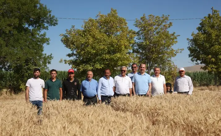 Başkan Altay Altınekin’de Çiftçilerle Hasat Yaptı, Çocuklarla Sinema Coşkusunu Paylaştı