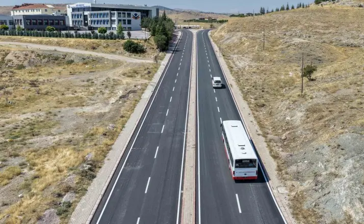 Çayırbağı Caddesi Yenilendi: 3 Bin Ton Asfaltla Ulaşım Daha Güvenli