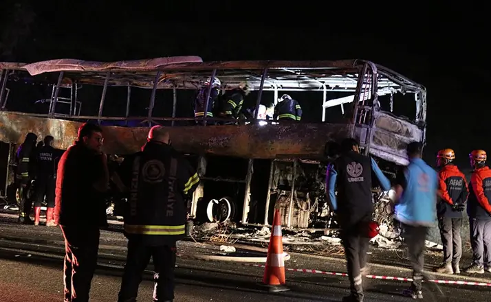 Denizli'de Yolcu Otobüsü Yandı: 1'i Bebek 8 Kişi Hayatını Kaybetti