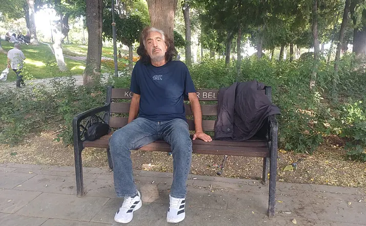 Evlilik Hayali Hayatını Yıktı! Konya’da Emekli Öğretmen 10 Aydır Parklarda Yaşıyor