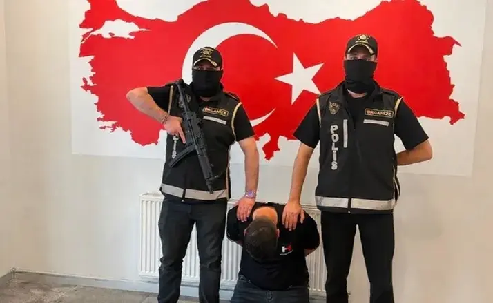 Firari suç örgütü üyesi Bakü’de kıskıvrak yakalandı! Türkiye’ye getirildi