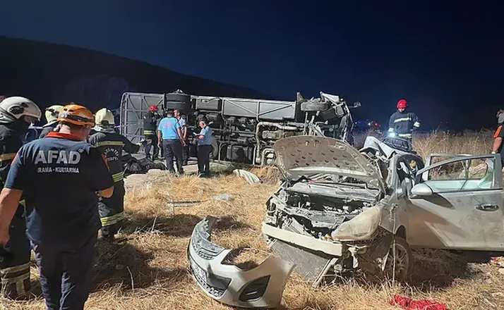 Gaziantep Nurdağı’nda Feci Kaza: Otobüs ile Otomobil Çarpıştı, 7 Kişi Hayatını Kaybetti