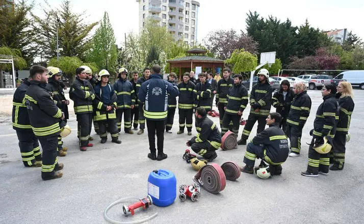 Konya Büyükşehir’den Gençlere Uygulamalı İtfaiyecilik Eğitimi