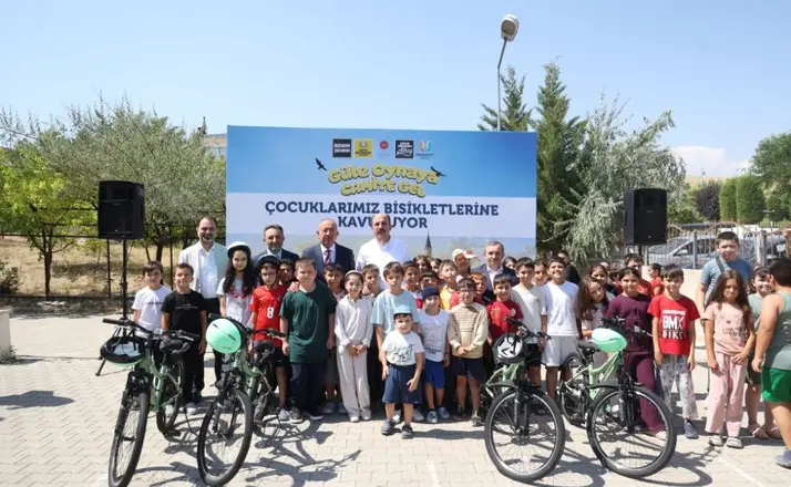 Konya’da 40 Gün Sabah Namazına Gelen 13 Bin 91 Çocuğa Bisiklet Hediyesi