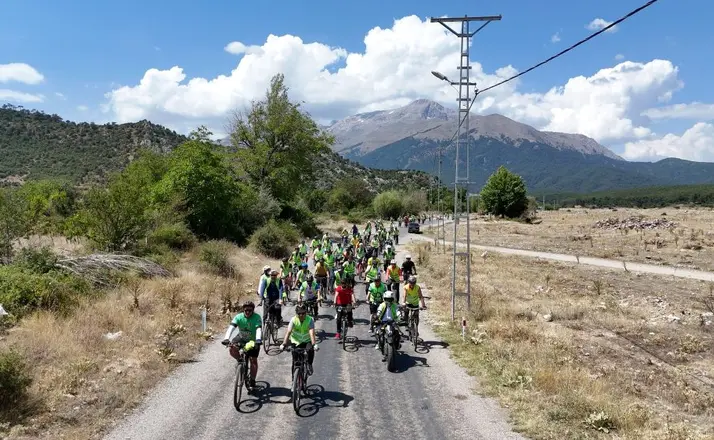 Konya’da Bisikletseverler Beyşehir’in Tarihi ve Doğasında Pedal Çevirdi