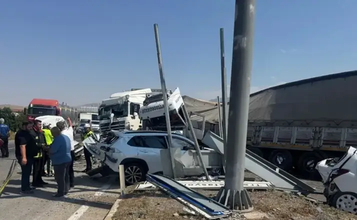 Konya'da Kontrolden Çıkan TIR Can Aldı: 1 Kişi Öldü ,9 kişi Yaralandı!