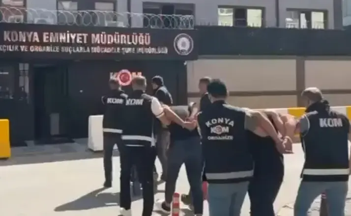Konya'da Şafak Operasyonu! 20 Şüpheli Gözaltında, 244 Ruhsatsız Tabanca Ele Geçirildi