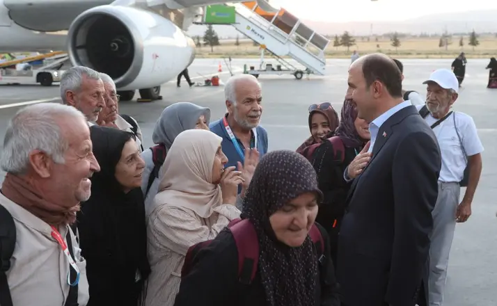 Konya’da Vefa Umresi’nin İlk Kafilesi Döndü: Başkan Altay Havalimanında Karşıladı