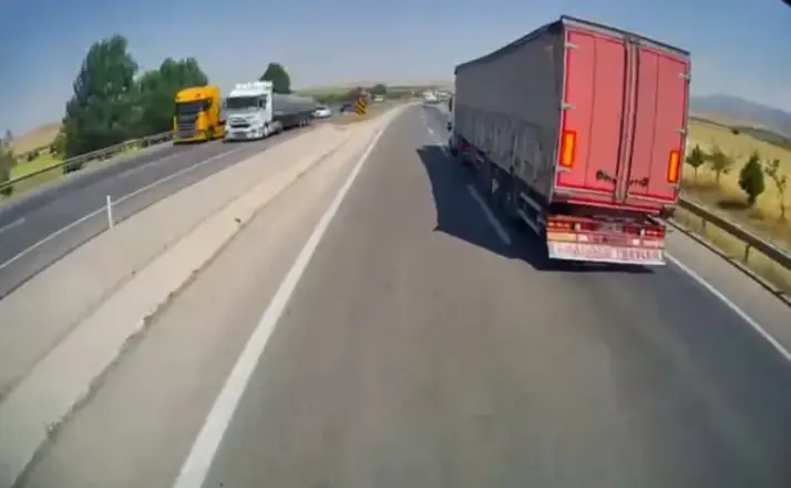 Konya'daki Ölümlü TIR Kazasının Görüntüleri Ortaya Çıktı: Dehşet Anları Kamerada