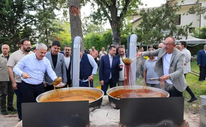 Konya’nın Kadim Geleneği Meram’da Yaşatıldı: Üzümler Toplandı, Pekmezler Kaynadı