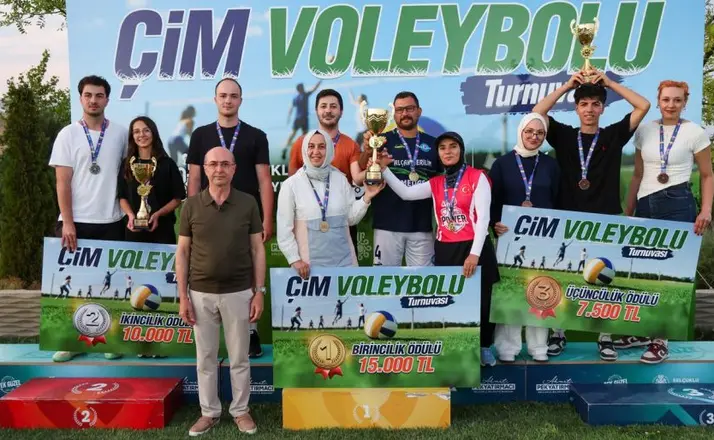 Selçuklu’da Çim Voleybolu Heyecanı Sona Erdi: Şampiyonlar Belli Oldu
