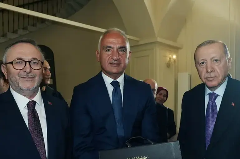 23 Yıllık El Yazması Eser Gün Yüzüne Çıktı:Tıpkıbasımı Cumhurbaşkanı Erdoğan’a Takdim Edildi