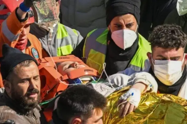 248'inci saatde bir genç kız enkazdan çıkarıldı