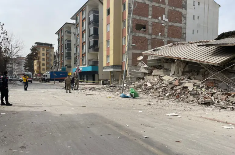 5,6 büyüklüğündeki depremde 1 kişi hayatını kaybetti 