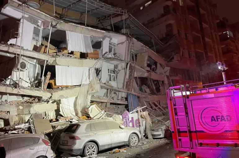 7.4'lük depremin ardından ilk fotoğraflar: Yürek yakan görüntüler