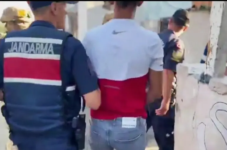 8️1️ ilde “ÇEMBER-20” operasyonu! 4️.5️1️7️ firari yakalandı!