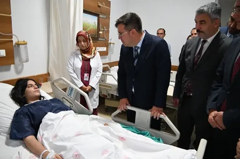Adalet Bakan Yardımcısı Turgutlu’da! Yaralı Öğrencilerin Son Durumunu Açıkladı!