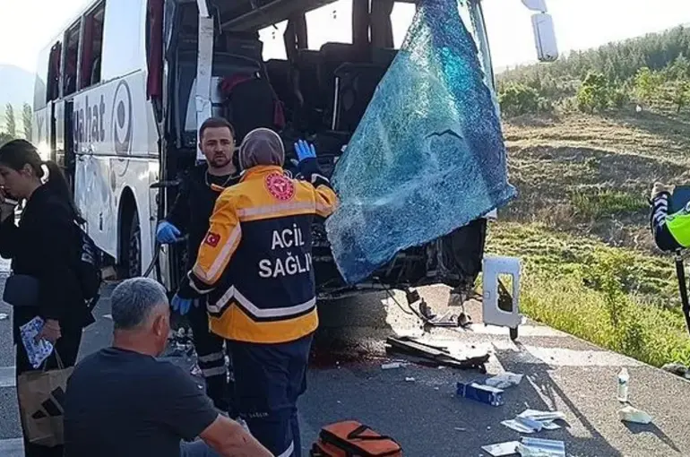 Afyon'da feci kaza! Yolcu otobüsü kamyonetle çarpıştı: 17 yaralı