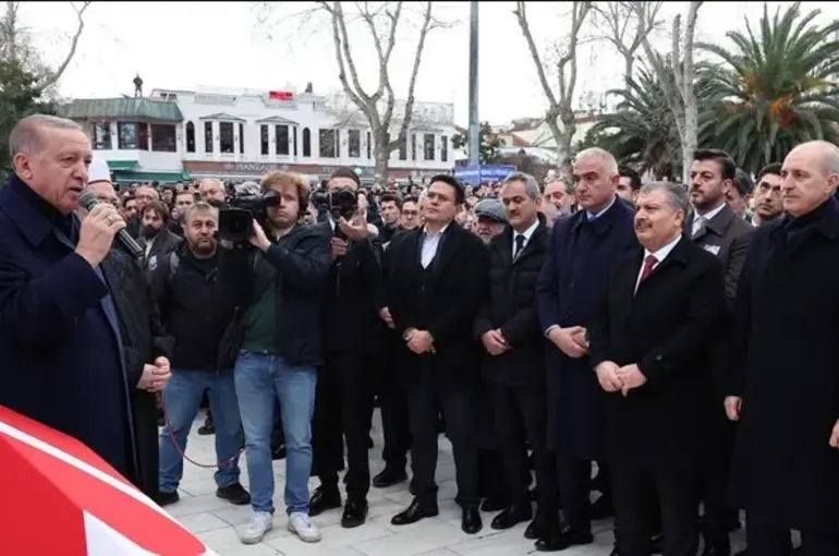 Alev Alatlı son yolculuğuna uğurlandı!Cenaze törenine Cumhurbaşkanı Erdoğan da katıldı.